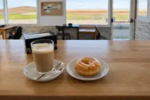 cafe con leche y donuts