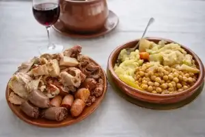 cocido tradiconal en platos de barro