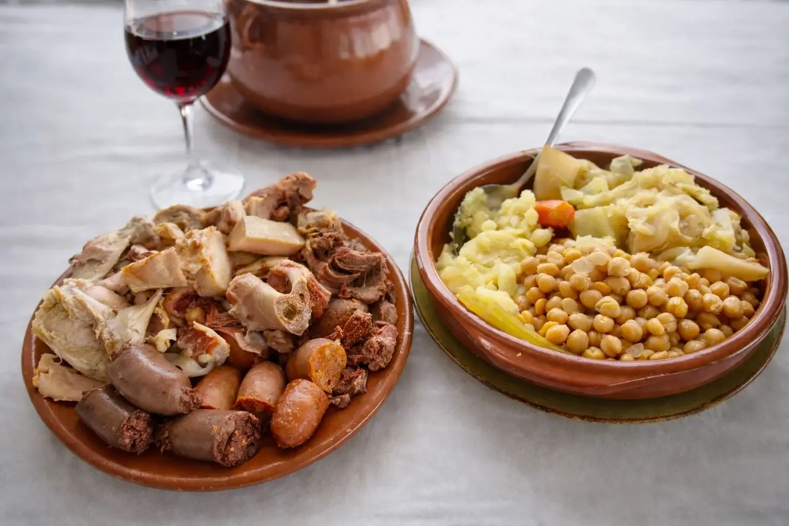 cocido tradiconal en platos de barro